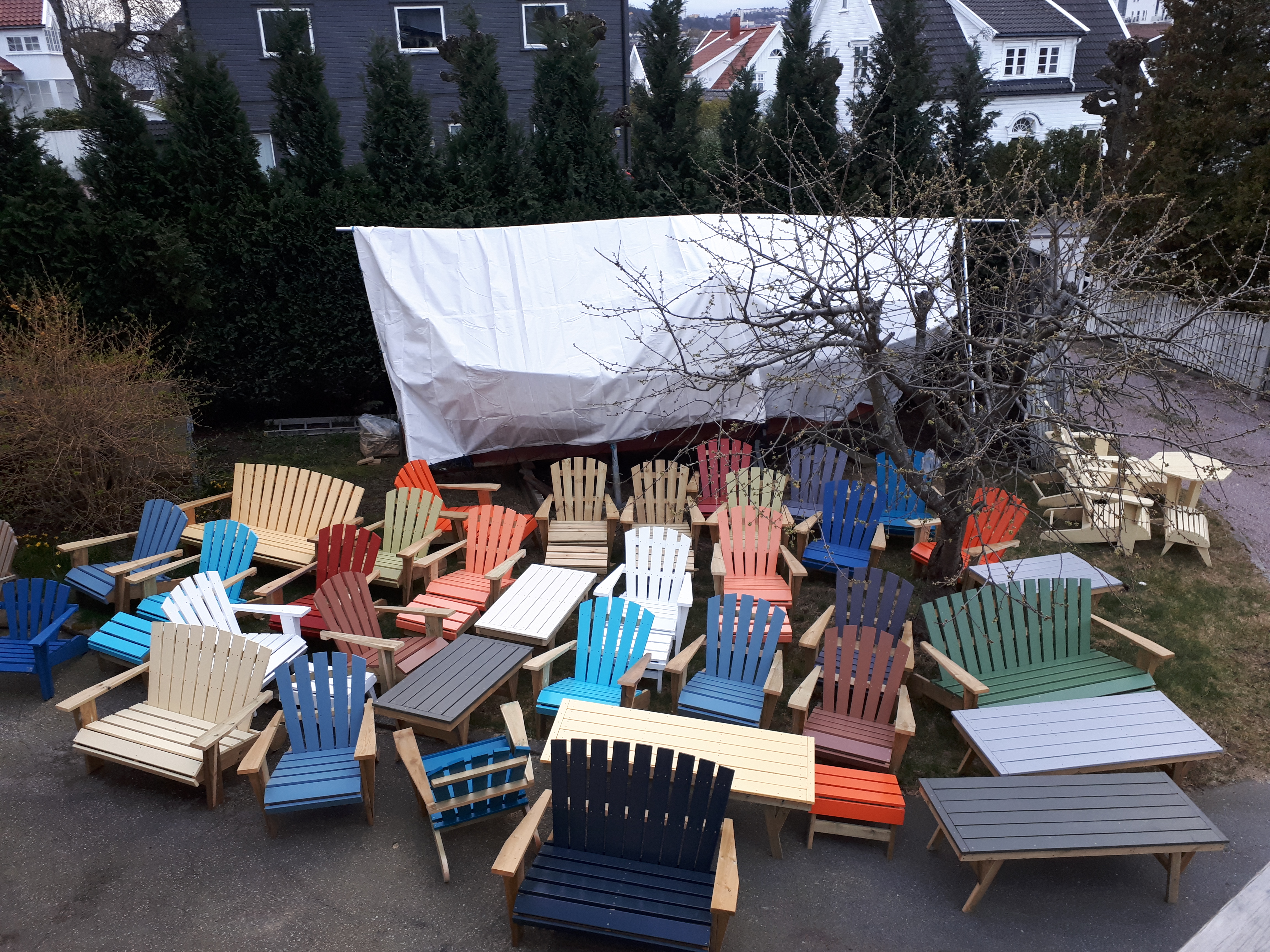 Bord og stoler under Korona